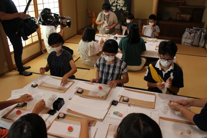 【テレビ新広島】「発見！体験！こども企業ツアーズ」（株式会社 虎屋本舗 様）